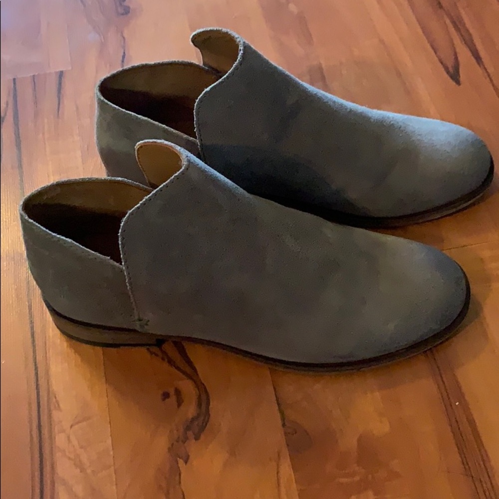 FRYE Women’s size 7.5 new grey booties
